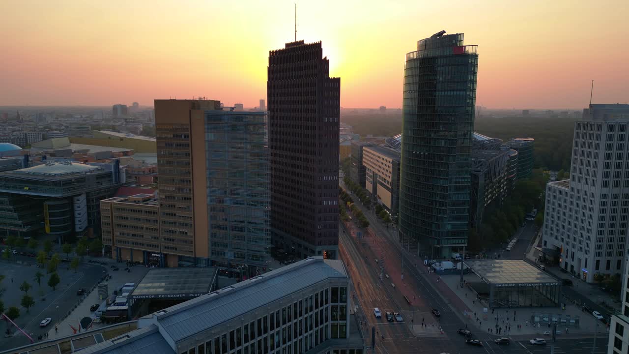 Horizonte da Potsdamer Platz em Berlim durante a hora dourada do pôr do sol, com o trânsito fluindo nas ruas. Vista aérea deslumbrante em voo panorâmico de drone.