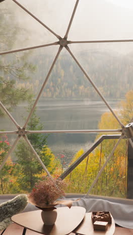 terraza de vidrio con vista al río y la montaña. casa de campo moderna para alquilar con ventanas panorámicas con vistas al denso bosque en un día de otoño con niebla