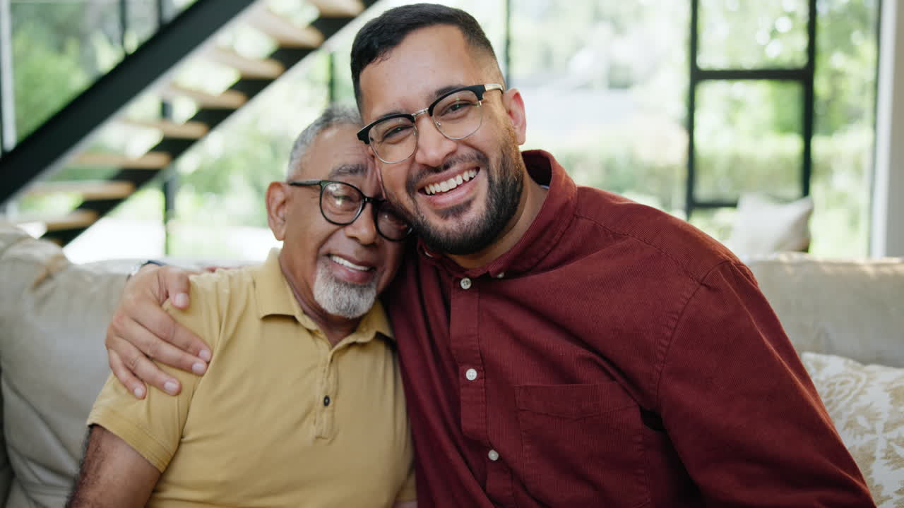 Padre e hijo cariñosos
