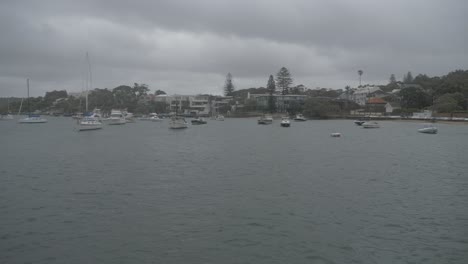 Veleros-Y-Yates-Anclados-En-El-Océano-En-Un-Día-Sombrío---Watsons-Bay-En-Sydney,-Nueva-Gales-Del-Sur,-Australia