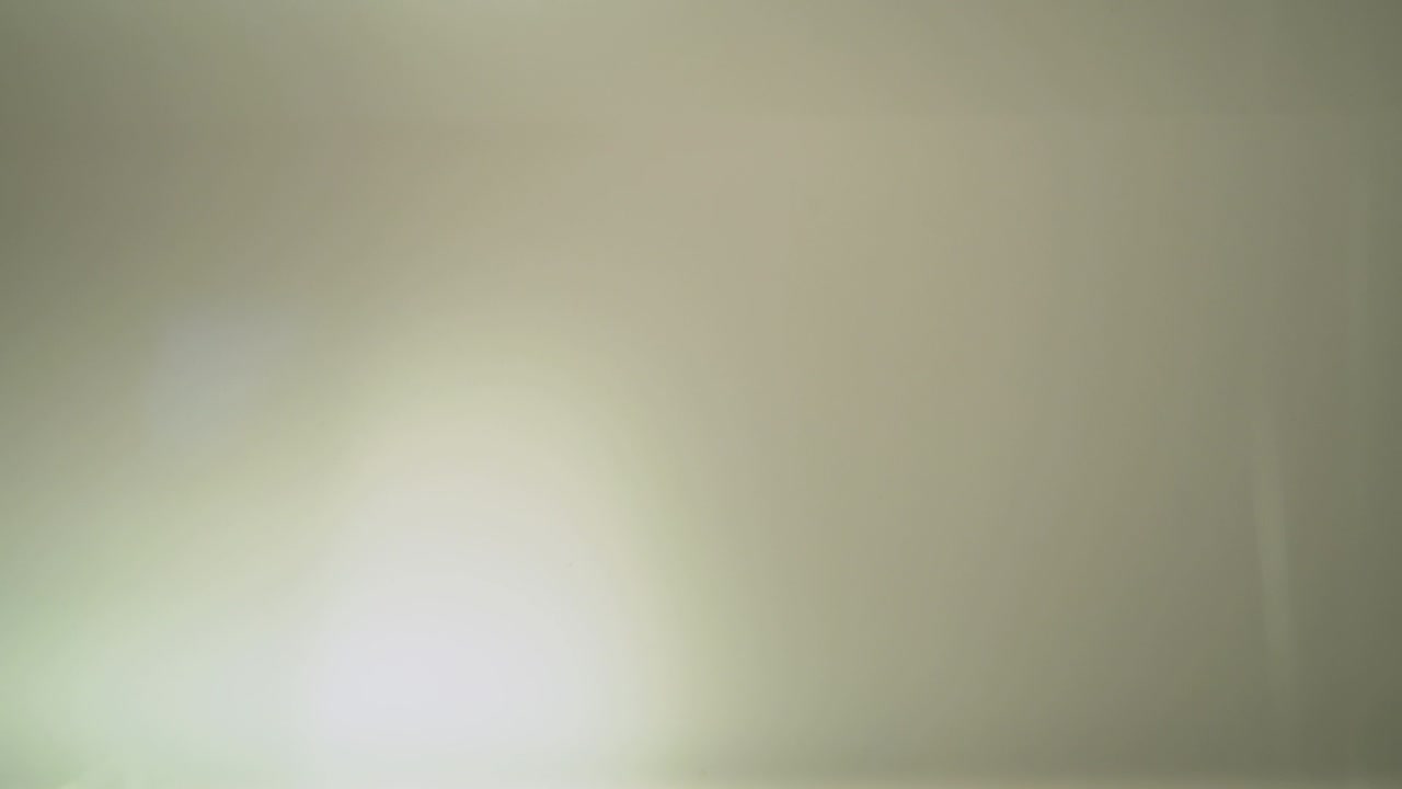 조잡한 달걀이 물 속으로 떨어지고 있다