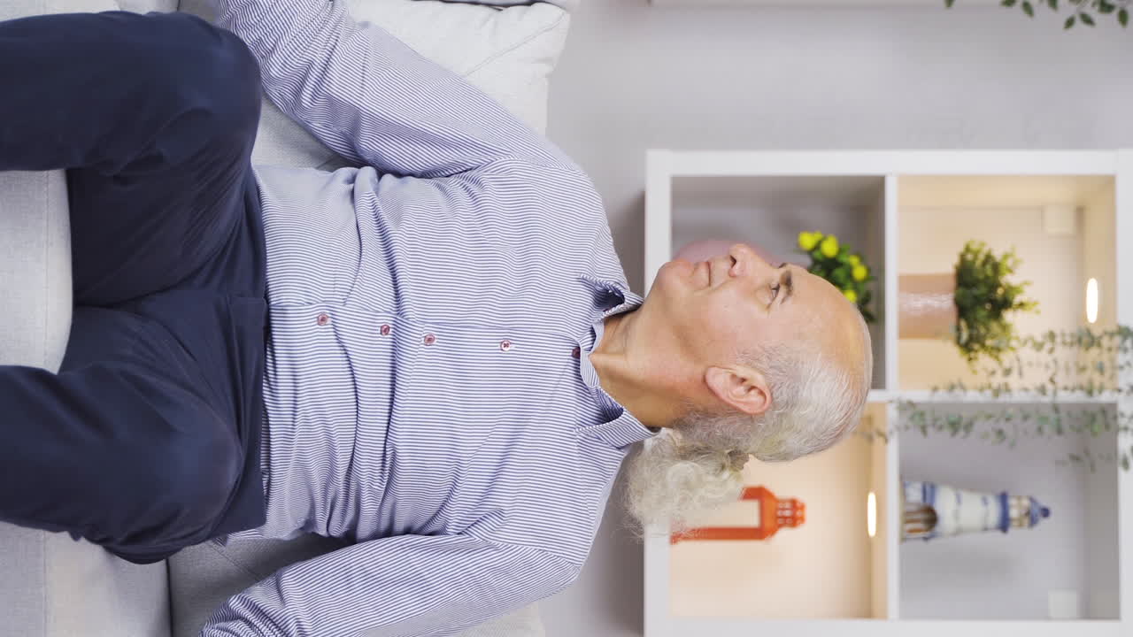 집에서 혼자 있고 슬픈  ⁇ 은이의 수직 비디오.