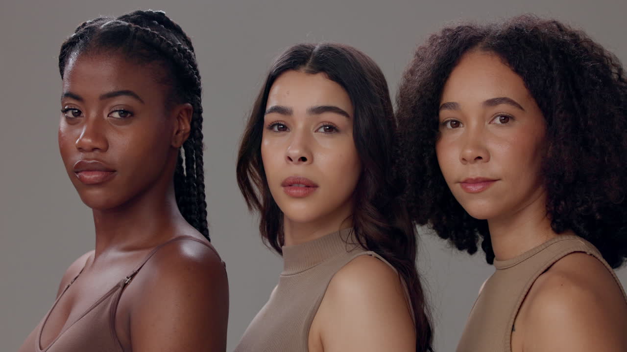 Tres mujeres diversas sonriendo para un retrato