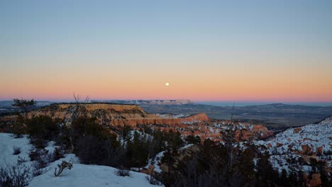 Atemberaubender-Wintersonnenuntergang-Mit-Blick-Auf-Das-Berühmte-Natürliche-Amphitheater-Im-Bryce-Canyon-Nationalpark,-Utah