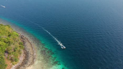 Touristische-Boote-Segeln-Und-Hinterlassen-Auf-Dem-Türkisfarbenen-Klaren-Wasser-Im-Khao-Sok-Nationalpark,-Thailand