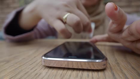 mujer limpiando el teléfono inteligente