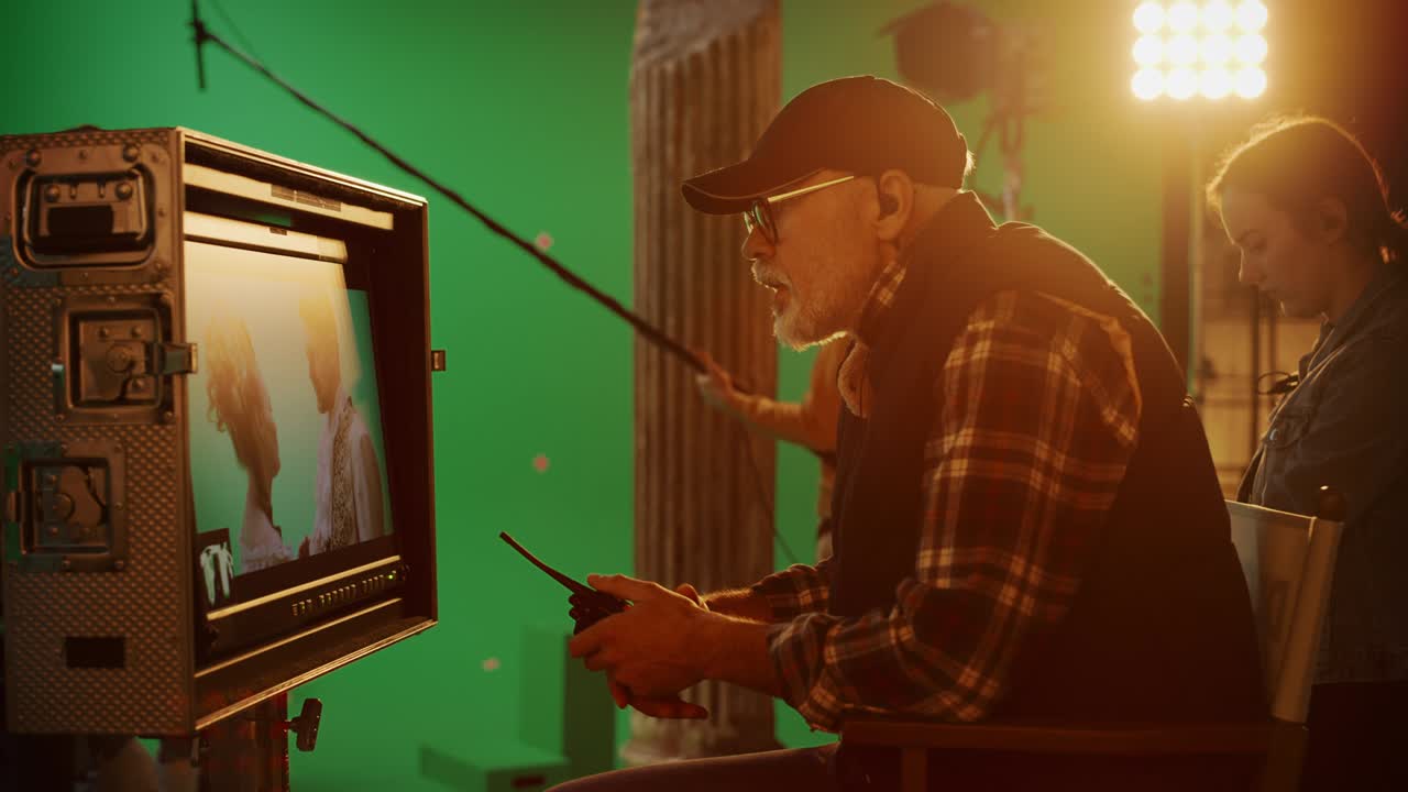 감독이 디스플레이 컨트롤을 쳐다보는 시기 드라마 영화 촬영. 르네상스 의상을 입은 배우들과 함께 그린 스크린 cgi 장면. 큰 영화 스튜디오 전문 승무원들이 높은 예산 영화 촬영.