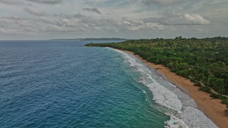 Bocas-Del-Toro-Panamá-Antena-V2-Cinemático-Drone-Sobrevuelo-Aislado-Playa-Arenosa-Bluff-Capturando-Hermoso-Paisaje-Marino-Con-Olas-Rompiendo-En-La-Orilla---Filmado-Con-Mavic-3-Cine---Abril-De-2022