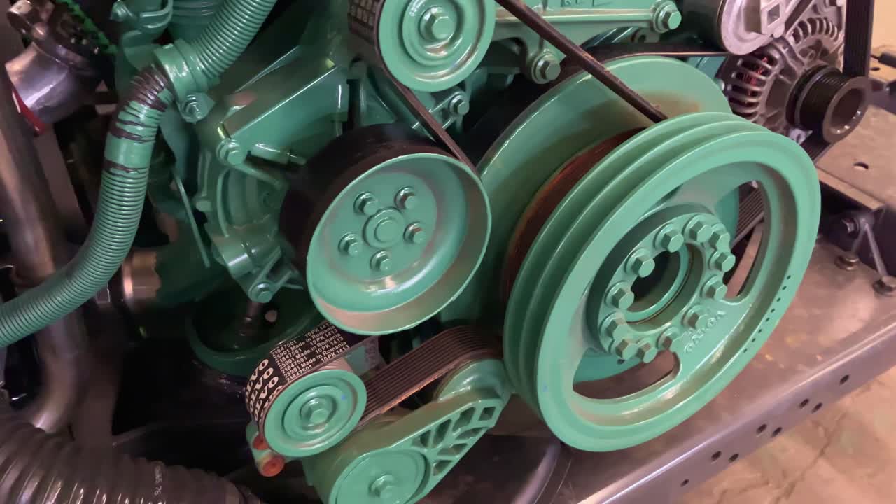 드라이브에 설치된 긴장 벨트