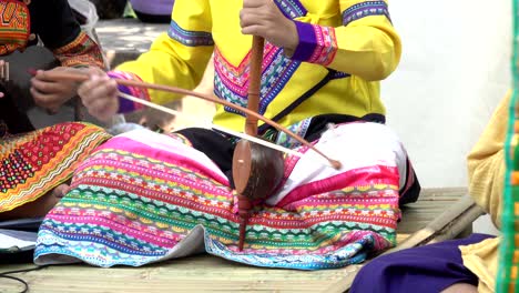 niños tocando música con instrumentos de cuerda tailandeses.