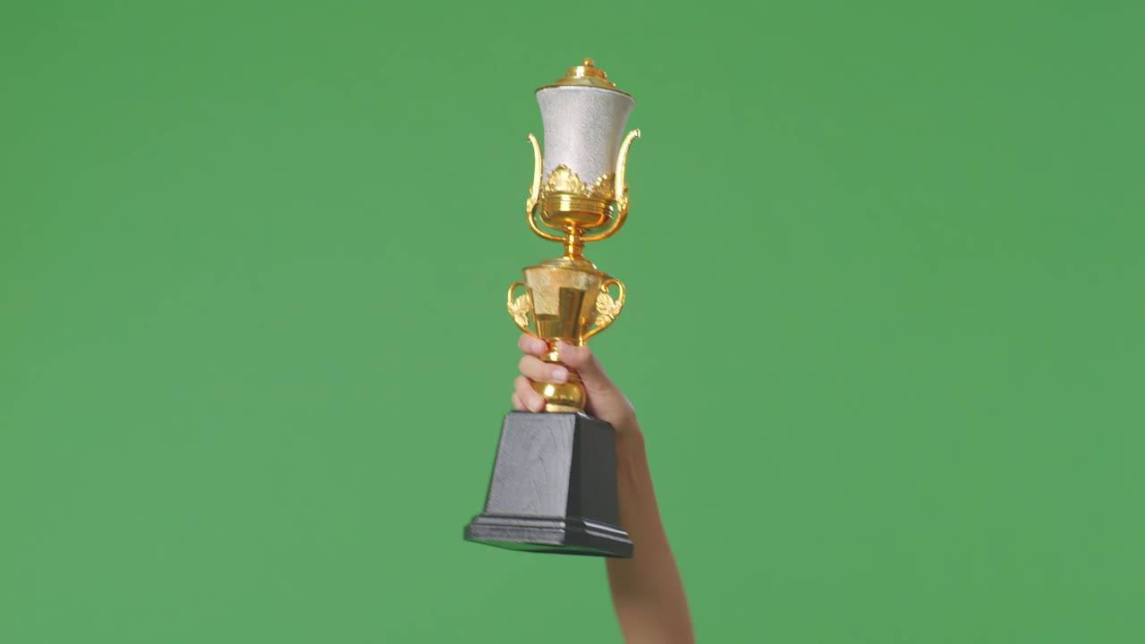 mujer sosteniendo un trofeo de oro campeón. fondo de pantalla verde