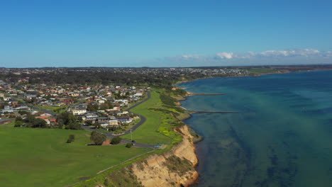 antena sobre clifton springs en un día soleado azul, australia