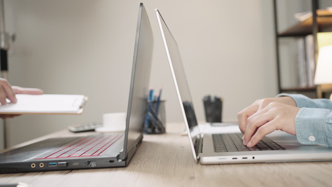 노트북 컴퓨터 키보드에서 정보를 검색하고, 온라인 커뮤니케이션 지원, 마케팅 연구, 밤에 사무실 책상에서 비즈니스 보고서를 입력하는 사업가의 손의 근접 촬영.