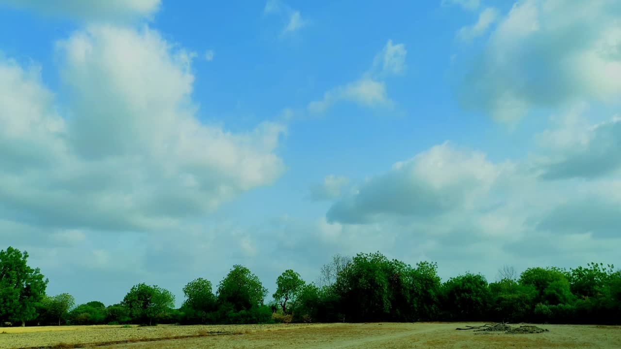 hermosa corta de la aldea india temporada de monzones nubes y árboles belleza de la naturaleza video 4k