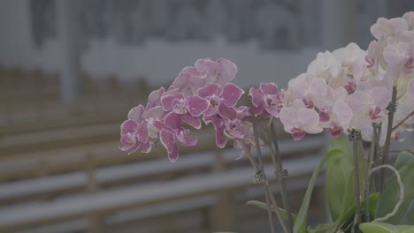 ramo de flores en una iglesia, bancos vacíos al fondo