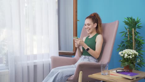 Mujer-Sonriendo-Al-Mensaje-Telefónico.