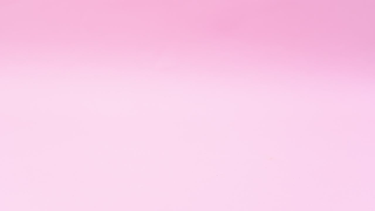 hermoso arreglo de color rosa pastel para navidad con bufanda, decoraciones de navidad y conos de pino.