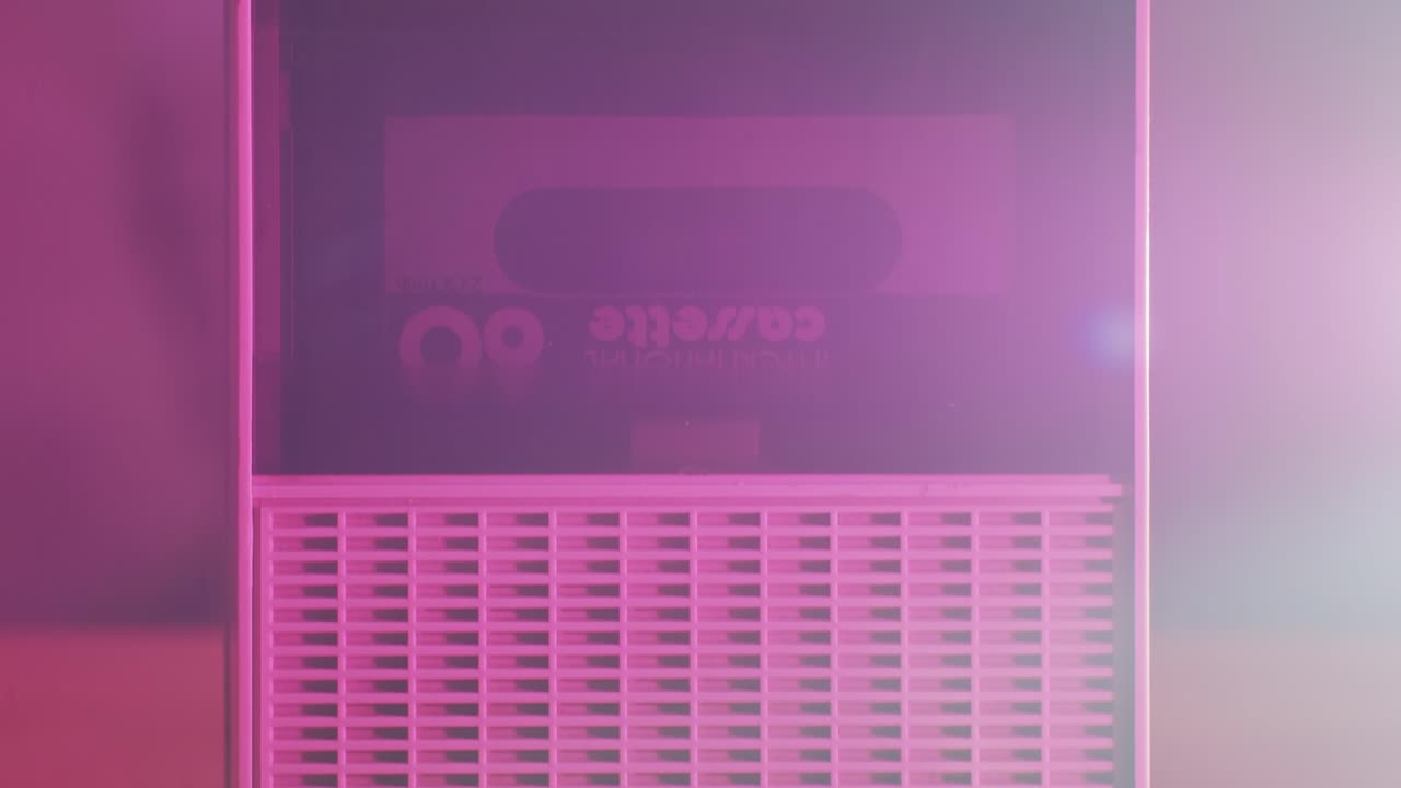 Lettore di cassette vintage con luce rosa