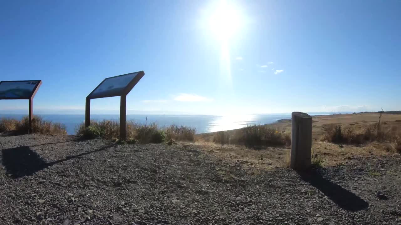 взлет дрона на пляже