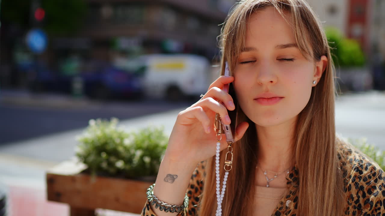 mujer joven hablando por teléfono al aire libre