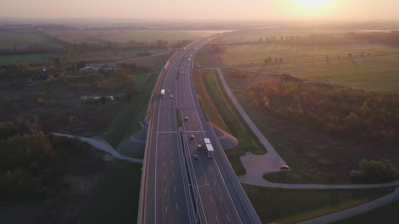 Ilmakuvaa A8-moottoritiestä lähellä Wroclawia, Puolassa