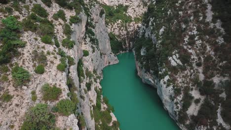 Vorwärtsdrohnenschuss-In-Der-Verdon-Schlucht-In-Frankreich