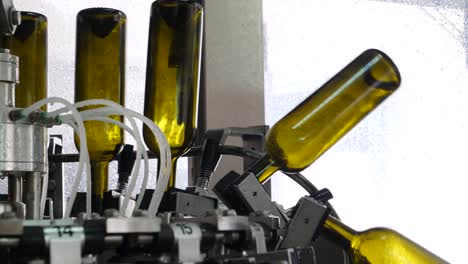 las botellas de vino de primer plano se desinfectan en máquinas industriales en la fábrica de embotellado de vino