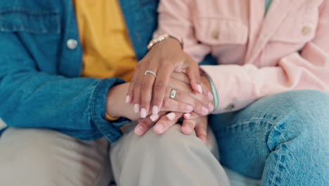 primer plano, apoyo y pareja cogida de la mano