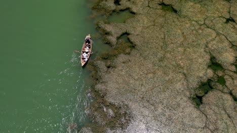 Shrimp-fishermen-in-cocorobó-lake,-where-the-Canudos-war-took-place