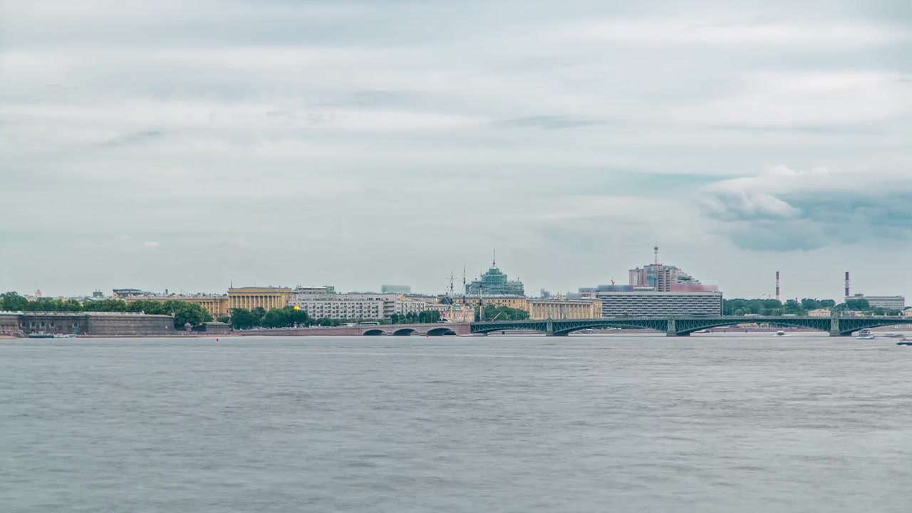 Timelapse, der fanger eftermiddagsudsigten over Treenighedsbroen i Sankt Petersborg, der strækker sig over Neva-floden. Panoramaudsigt fra oven over Paladsbroen.