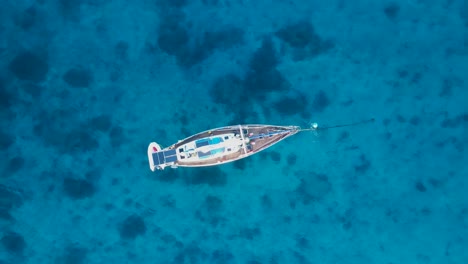 Die-Yacht-Schwankt-Und-Schaukelt-Im-Meer-Und-Gibt-Den-Blick-Auf-Das-Riff-Im-Klaren-Blauen-Wasser-Frei