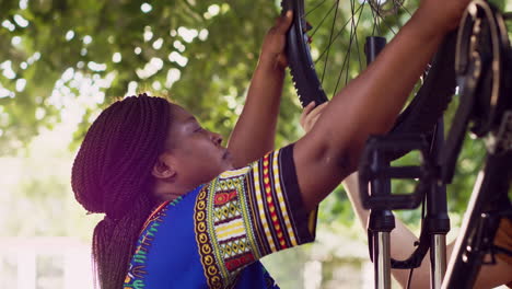 pareja reparando daños en la bicicleta