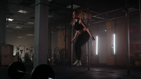 Cámara-Lenta:-Mujer-Joven-Saltando-La-Cuerda.-Una-Mujer-Salta-La-Cuerda-En-El-Gimnasio-Como-Parte-De-Su-Rutina-De-Ejercicios.-Una-Mujer-Determinada-Se-Centró.