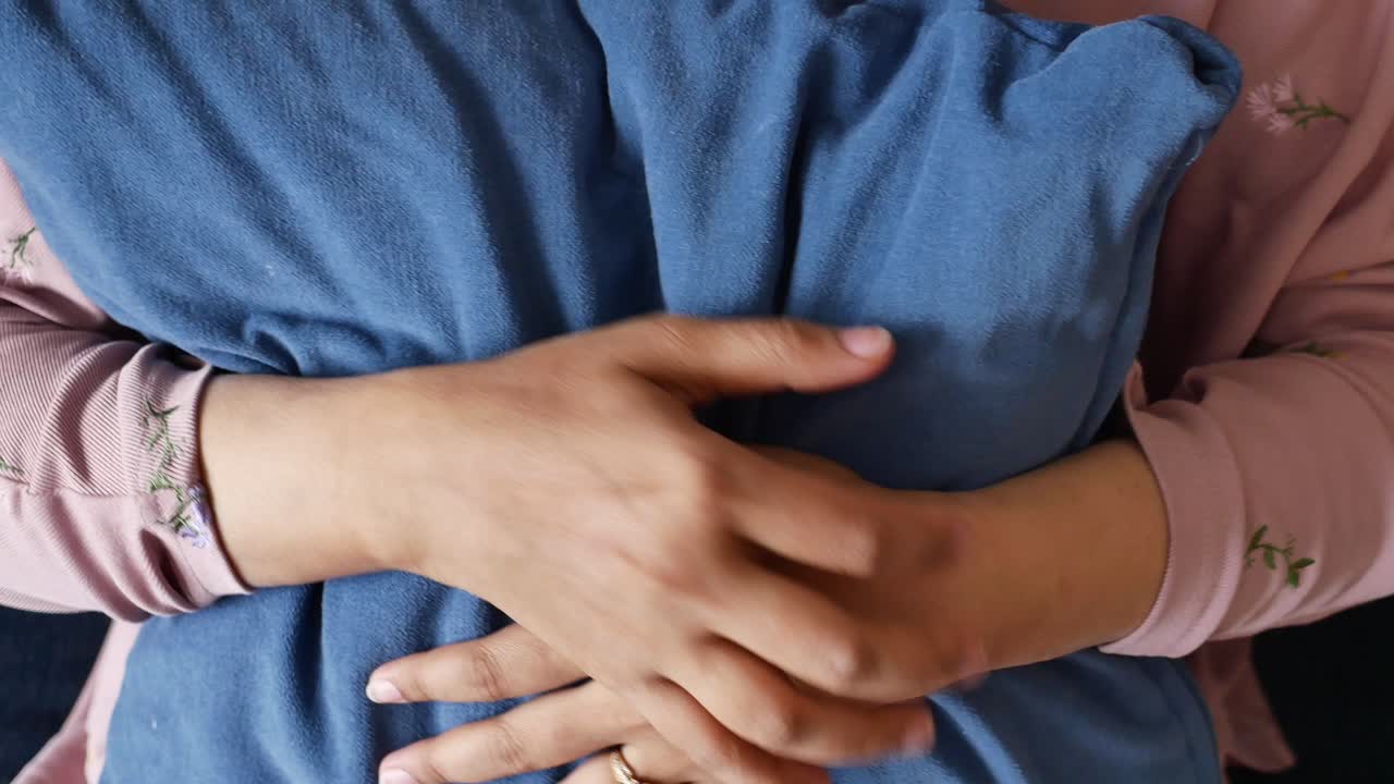 베개를 안고 있는 여자