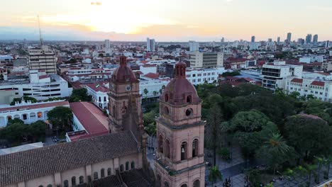 Disparo-Con-Drone-Ciudad-Plaza-Principal-Catedral-Viaje-Horizonte