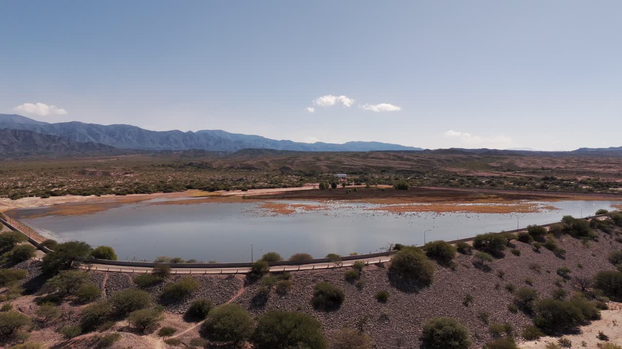 drone avanzando sobre una hermosa presa en la región de cafayate, salta, argentina