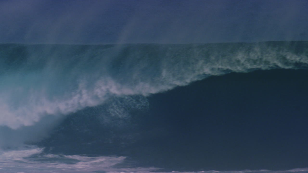 el surfista se aleja de la ola mientras la tabla corta es recogida por el poderoso agua en medio del barril, cloudbreak fiji