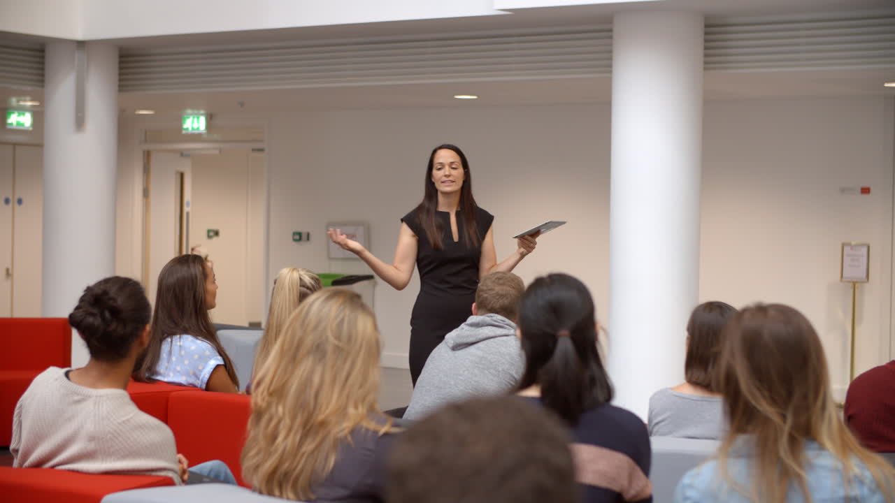 el maestro presenta la lección a los estudiantes universitarios, los estudiantes