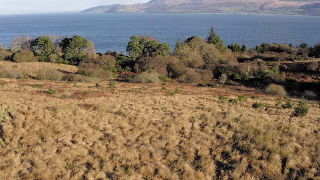 bella toma aérea que se inclina hacia arriba y revela la isla de arran en escocia