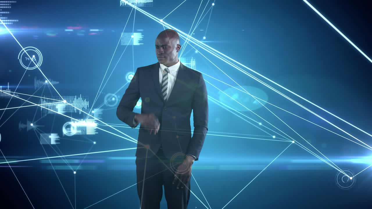 empresario afroamericano que utiliza tecnología táctil e inspeccionando