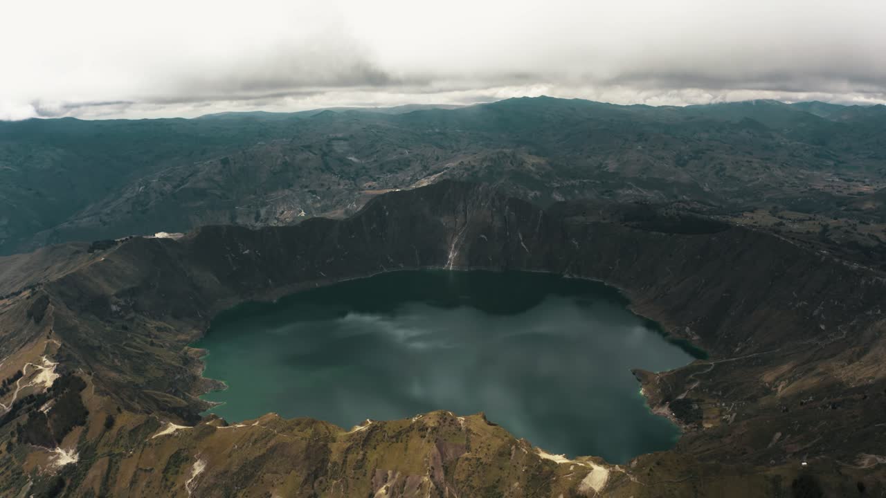 Laguna del cratere vulcanico di Quilotoa, Regione di Quito, Ecuador - ripresa aerea con drone.
