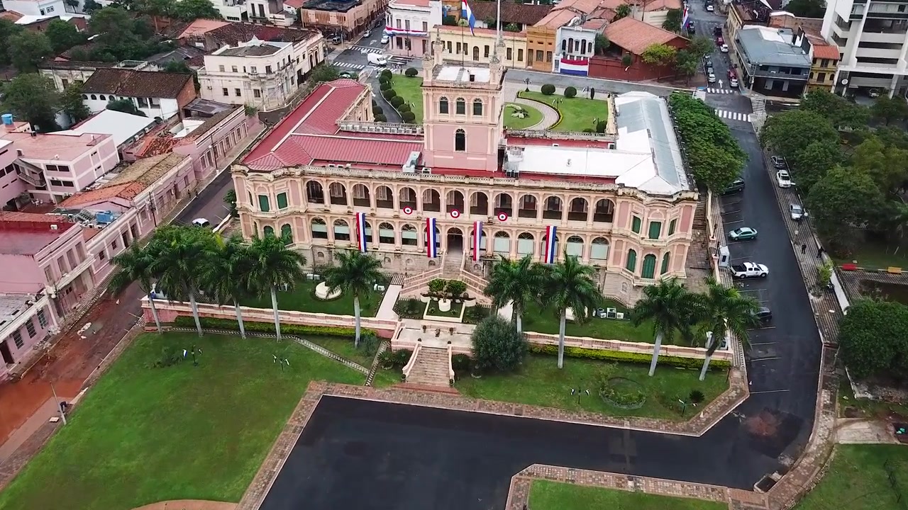 Drone sulla città di Asunción in Paraguay che mostra il palazzo del governo e altri edifici della città.