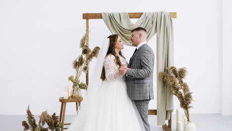 pareja en el altar