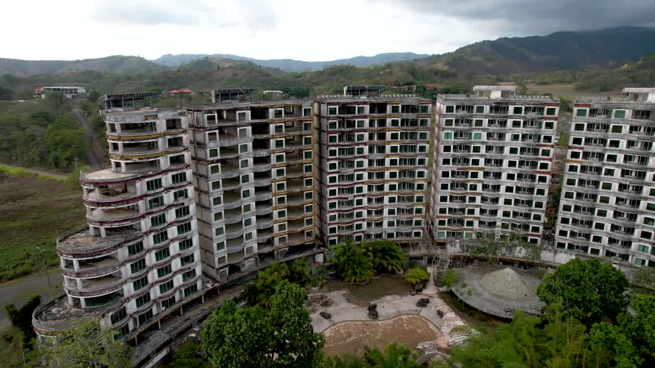 vista aérea de apartamentos de condominio abandonados en jaco costa rica