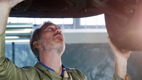 mecánico comprobando un neumático de coche