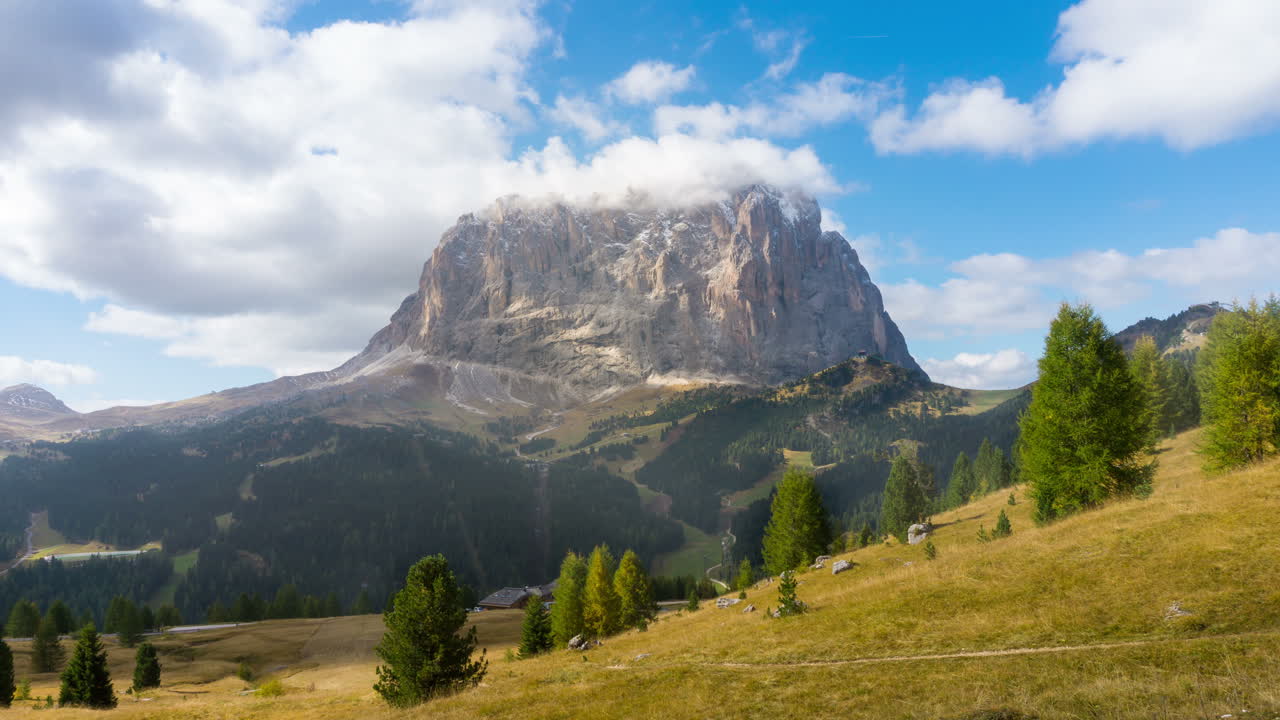 Time Lapse - Paesaggio delle Dolomiti Langkofel, Italia.