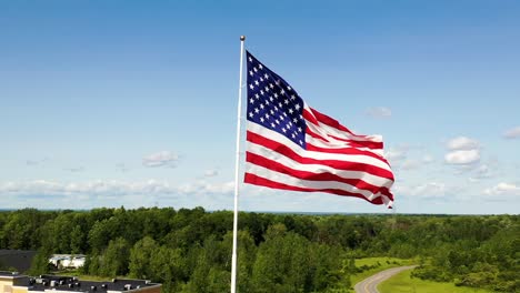 Amerikanische-Flagge-Weht-Im-Wind