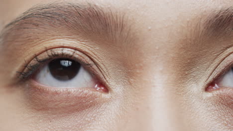 close up de los ojos de una mujer asiática con cabello oscuro, cámara lenta