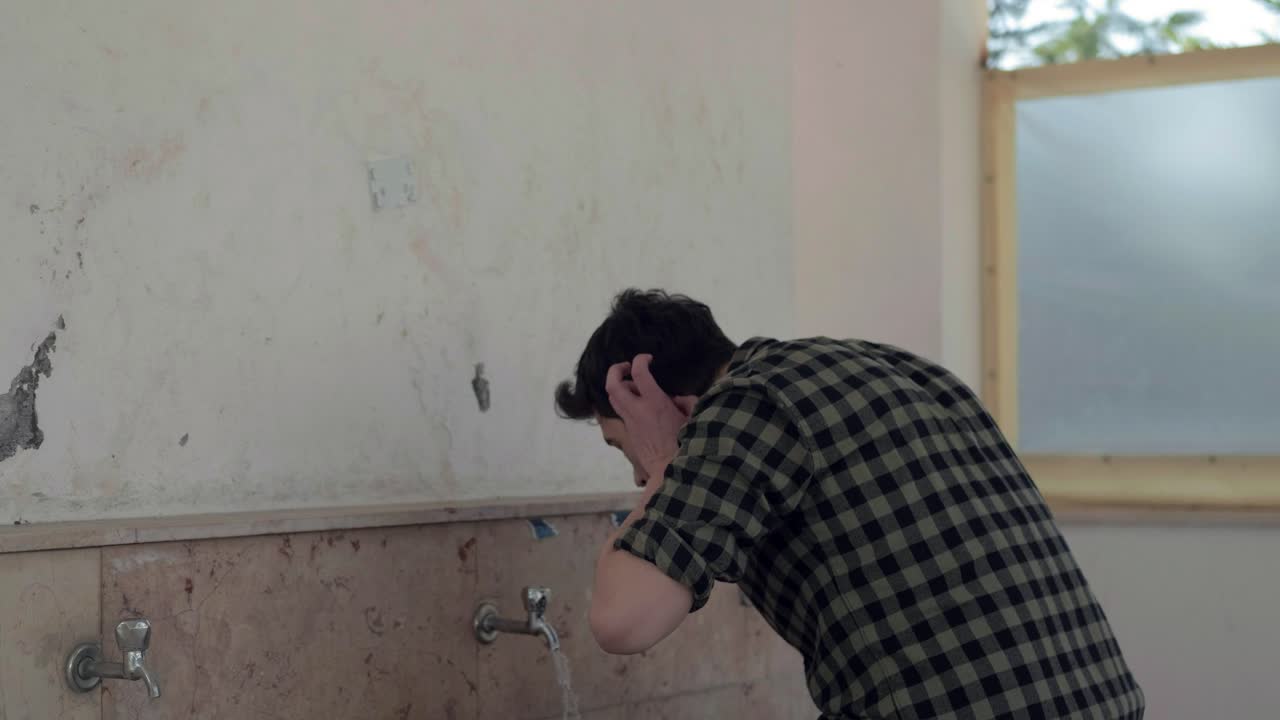 joven musulmán tomando abluciones para rezar en la mezquita 5