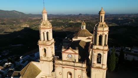 nuestra señora de la encarnación en el pueblo de olvera durante el amanecer en cádiz, andalucía, españa